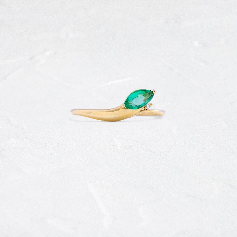 Women’s rings with faceted rose quartz shine -Cresting Ring in Emerald - In Stock